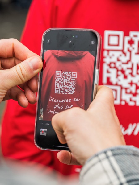 Man scant de QR code