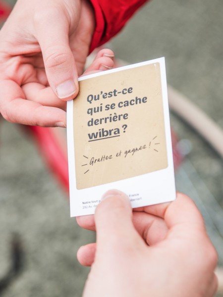 Er worden kaartjes uitgedeeld