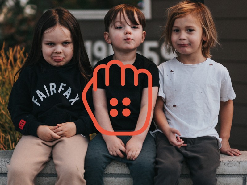 Kinderen op een bankje