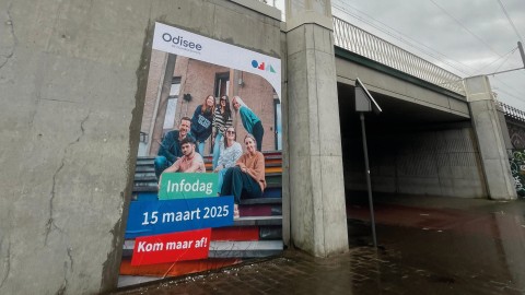 Reclame Odisee bij brug